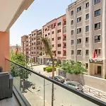 Peaceful Living: Chic Apartment, Prime Location