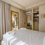 Pearl Of Gueliz Netflix, Terrace, Quiet