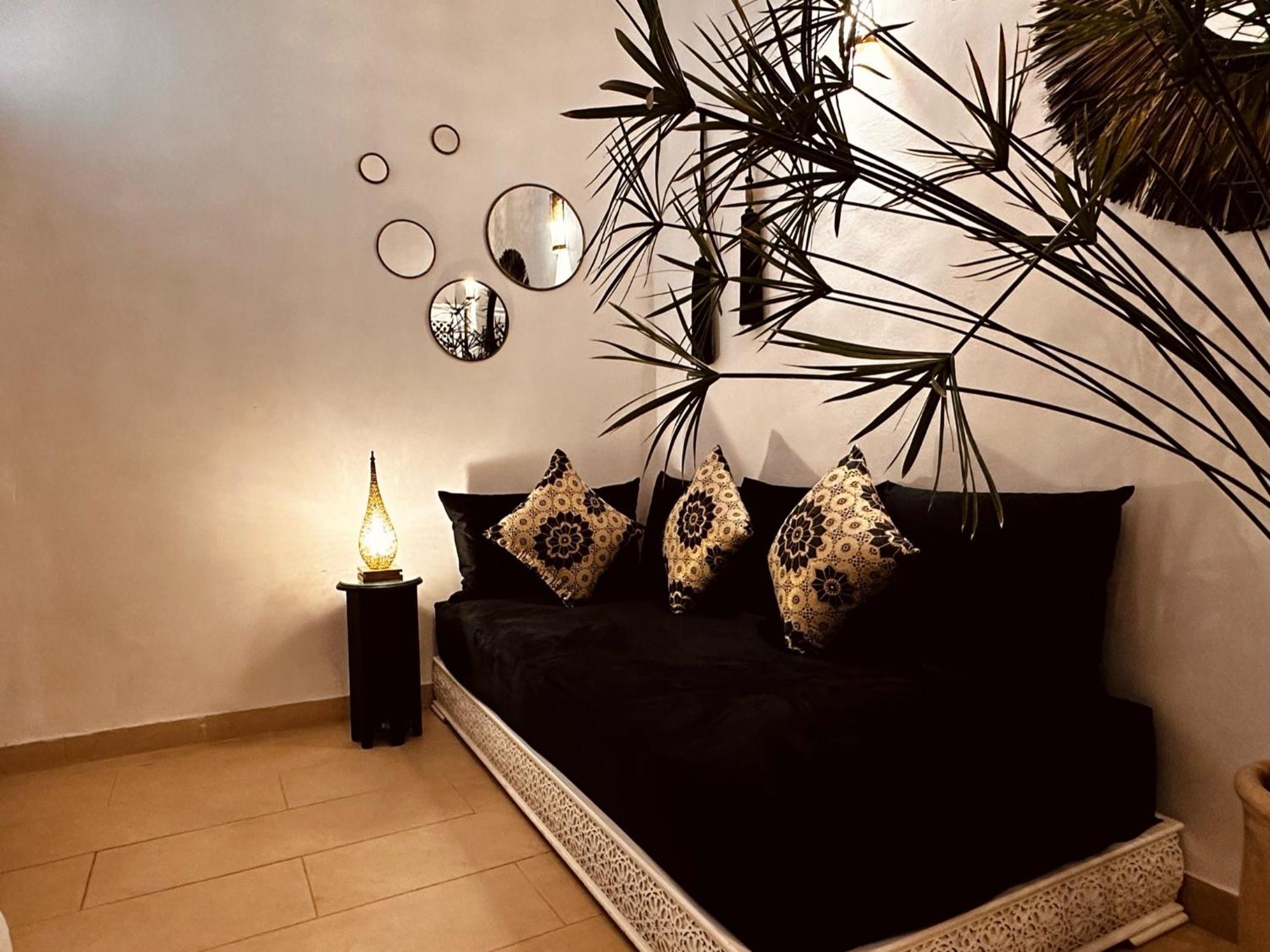 Dollar Des Sables & Riad