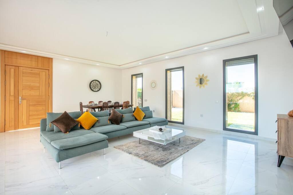 Sakina, Piscine Chauffee, Ping-pong, Cuisiniere Villa