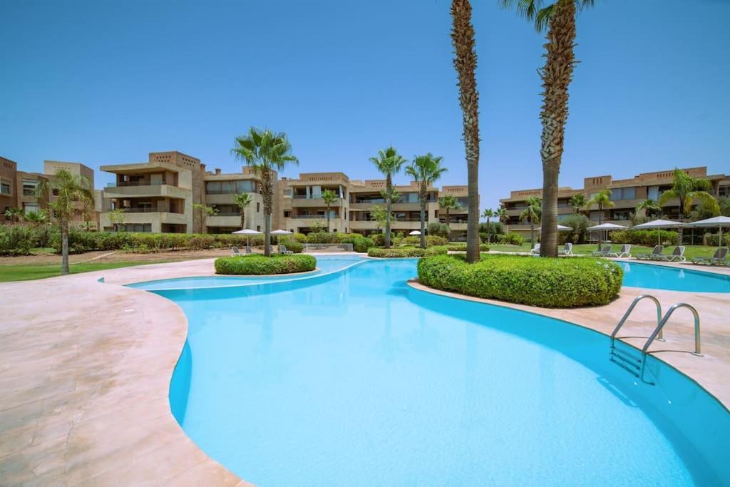 Poolside Apartment's-green View Apartamento *