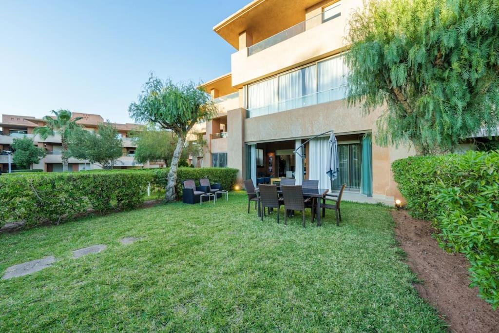 Poolside Apartment's-green View Apartamento