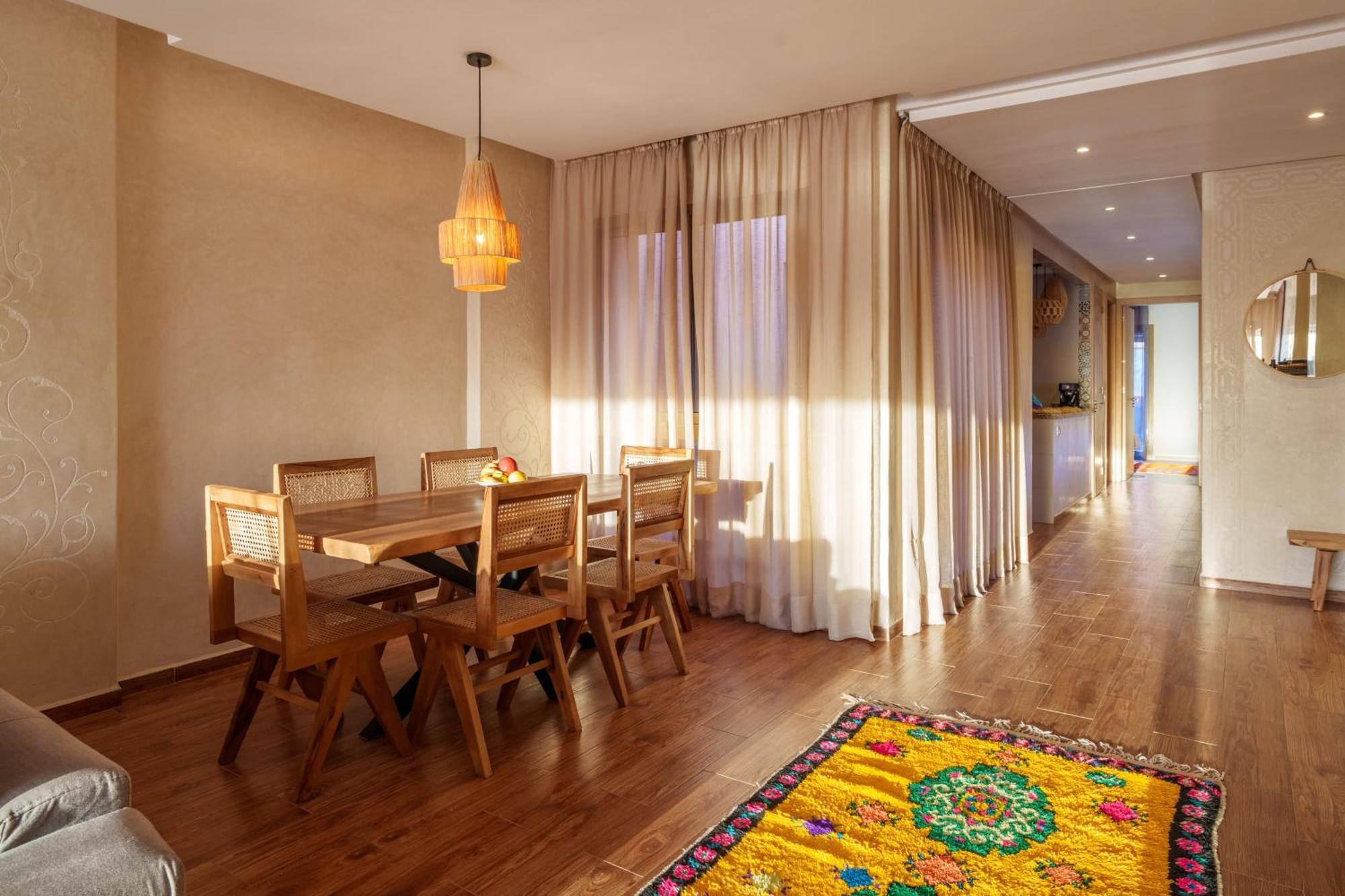 Spacious Luxury With Heated Pool Center Appartement