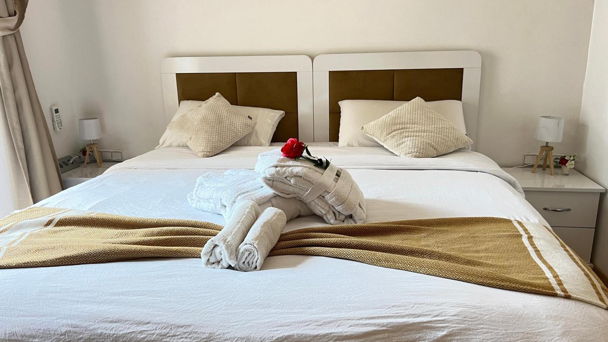 De Luxe Avec Jardin Vue Sur La Piscine Golf Securise 24h Sur 24 A 5 Minutes De L Aeroport Apartment *