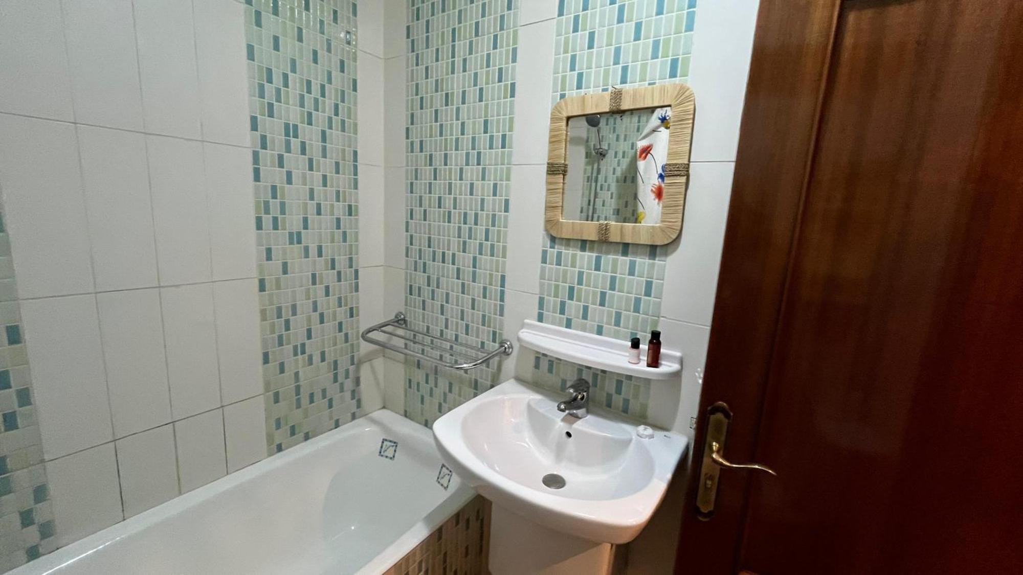 Apartment Duplex In Center - Patio & Parking *