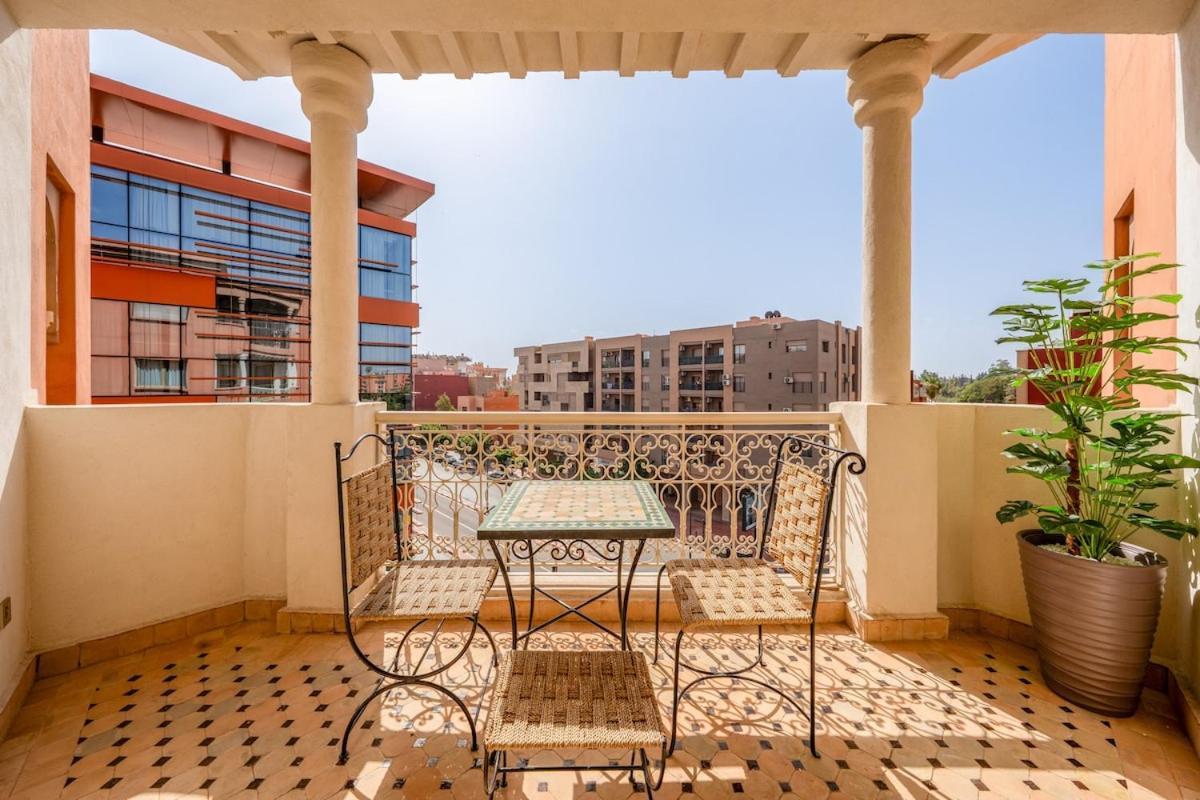 Pearl Of Gueliz Netflix, Terrace, Quiet