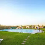 Appartement Entoure De Verdure, Grande Piscine