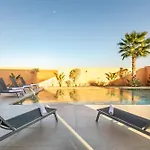 NEW, La Perle Rouge, Piscine chauffée, Personels
