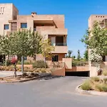Relax Front Of Golf-Pool-Topaze