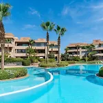Relax Front Of Golf-Pool-Topaze
