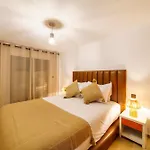 Charming 2-Bed Duplex In Downtown-Heart