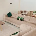 Un Elegant Duplex Au Coeur De Marrakech Avec Deux Piscines Et Un Espace Vert