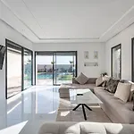 Villa Lella, Piscine Chauffee, Cuisiniere