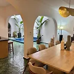 Riad Privatise Jusqu A 10 Personnes Avec 5 Suites Riad Avec Bassin Pres De La Celebre Place Jemaa El Fna
