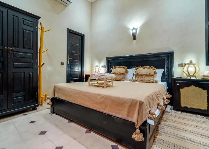 Riad In Bed And Breakfast - LA PLACE DES EPECES