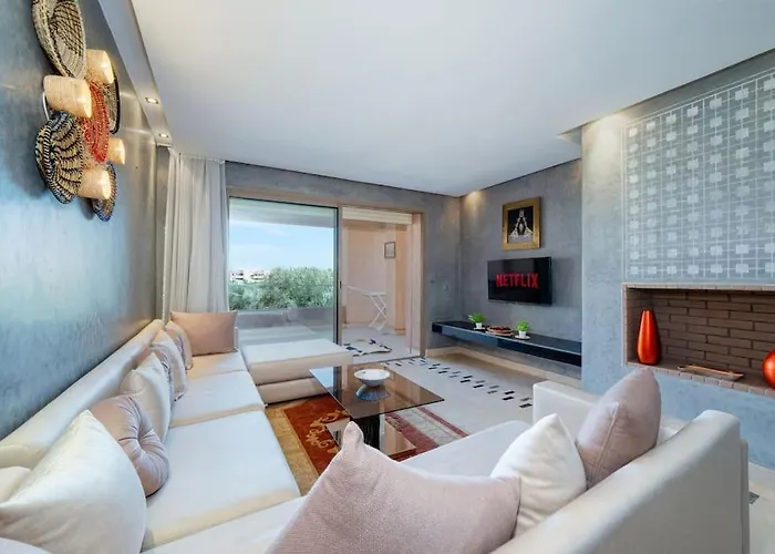 Relax Front Of Golf-Pool-Topaze