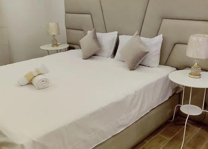 Un Elegant Duplex Au Coeur De Marrakech Avec Deux Piscines Et Un Espace Vert