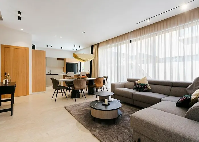 Beautiful 4 Bedroom Rooftop Pool Villa