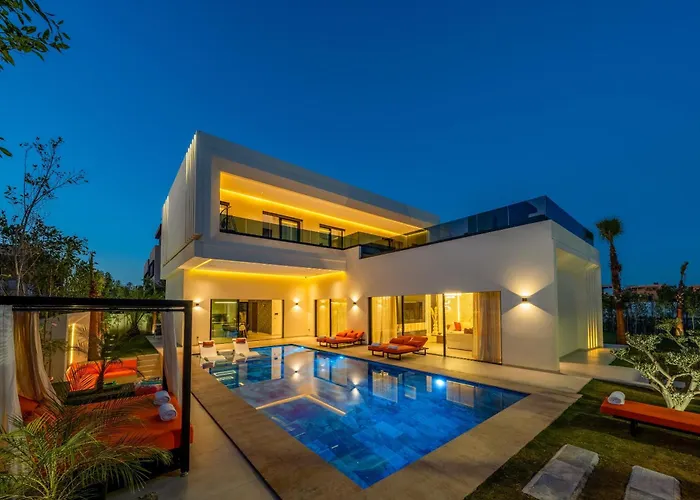 Luxury Villa Heated Pool, Cinema & Game Room