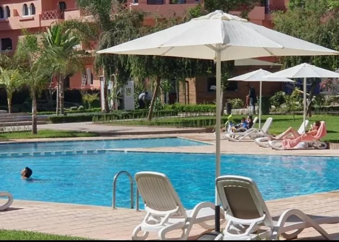 Cosy Apartment Stay With Garden And Pools