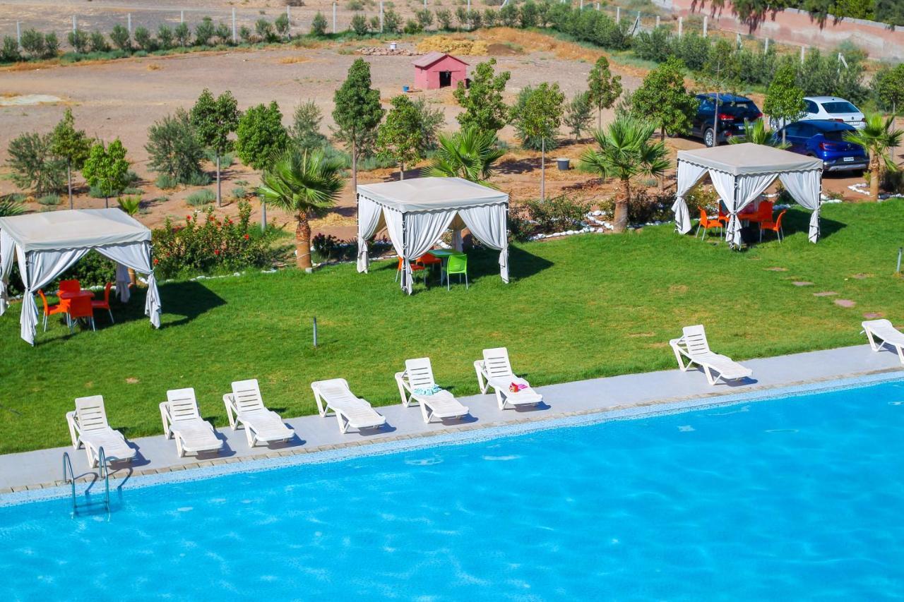 Entoure De Verdure, Grande Piscine