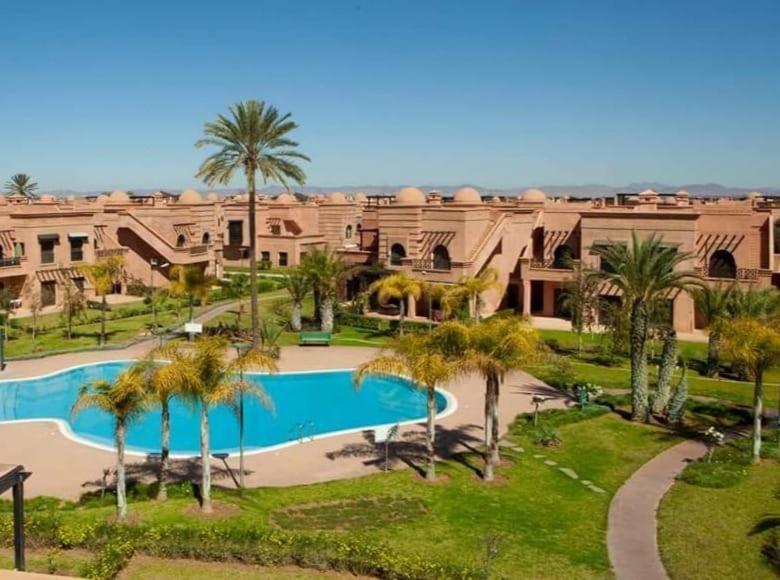 Dans Avec Golf, Piscine