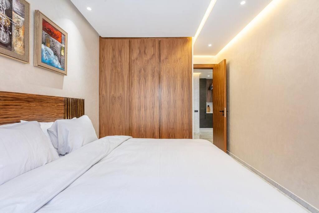 Peaceful Living: Chic Apartment, Prime Location