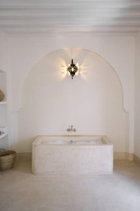 Villa Dar Num, Luxury Private Riad With Pool & Breakfast - Car Access In Medina Marrakesh