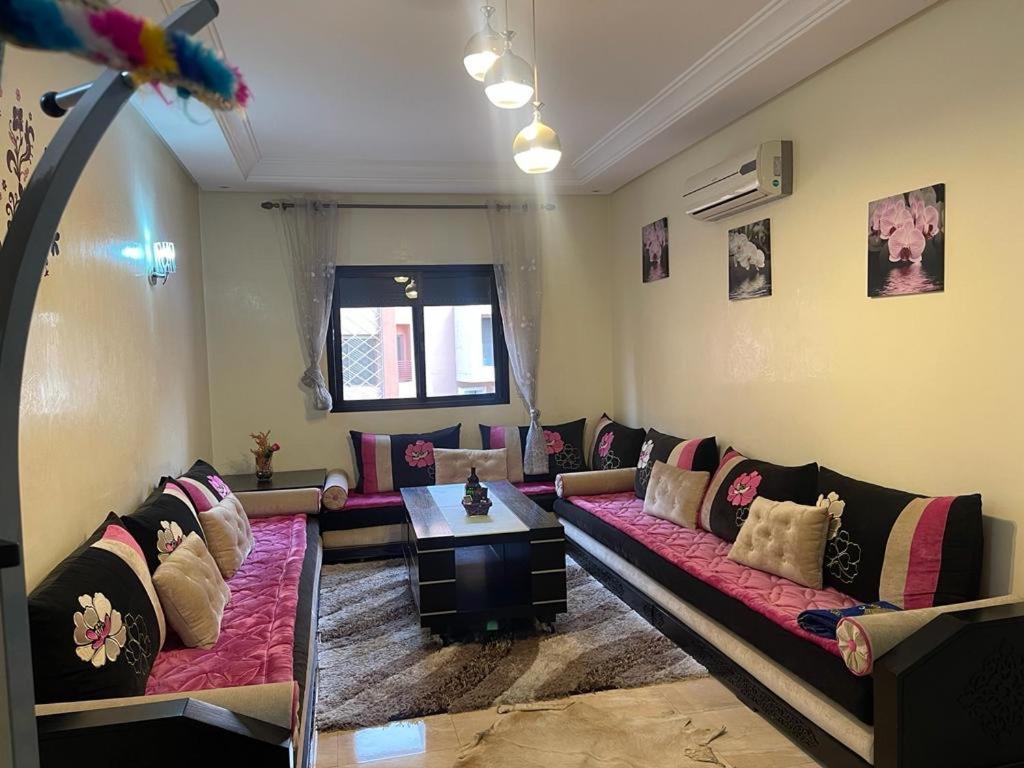 Appartement Magnifique Spacieux Confort Propre Familial 2 Salon Et Salle A Manger A 20mn A Pied De Place Jemaa El Fina 4 Piscines Dans Espace De Golf A 12 Mn En Voitures L Entree Est Gratuit Pour La Clientele Ouvert Entre 10h Et 20h *