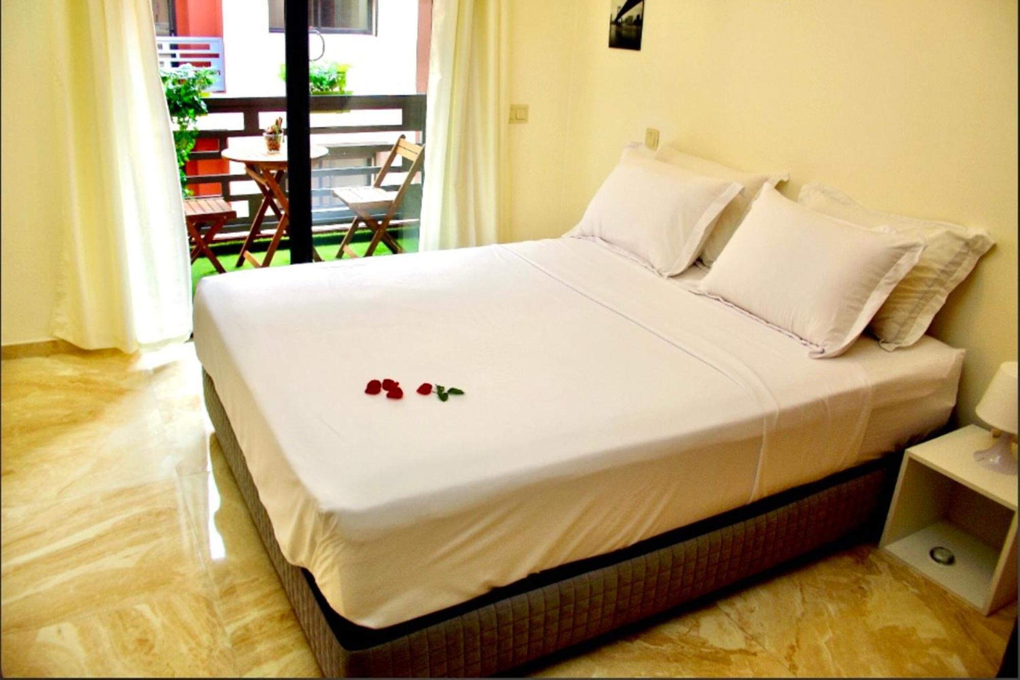 Luxurious King Bed W/pool. Well Centered.