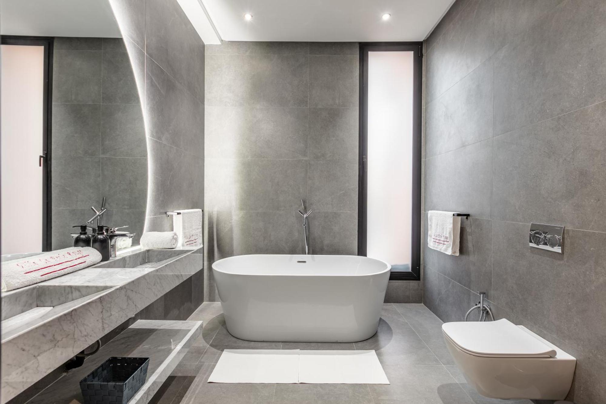 New, La Perle Rouge, Piscine Chauffée, Personels *