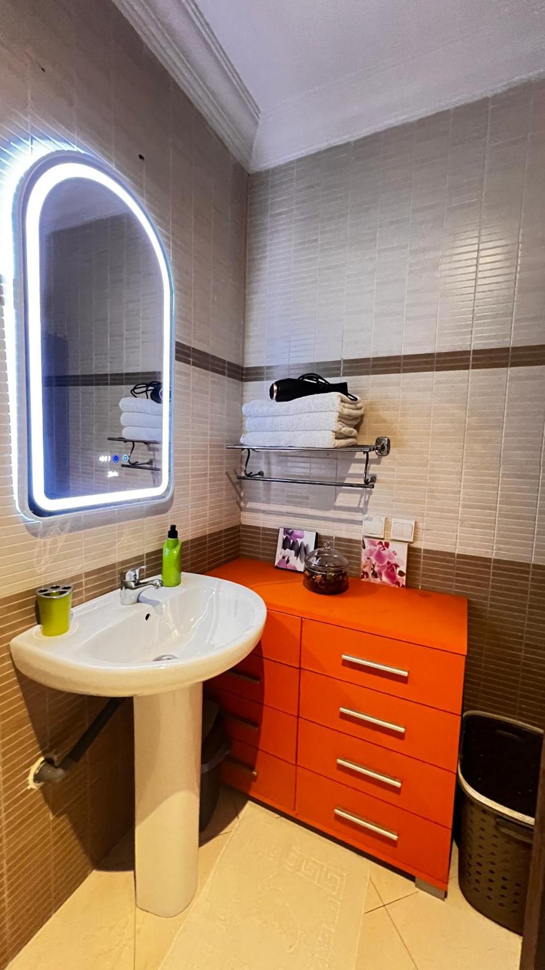 Appartement Magnifique Spacieux Confort Propre Familial 2 Salon Et Salle A Manger A 20mn A Pied De Place Jemaa El Fina 4 Piscines Dans Espace De Golf A 12 Mn En Voitures L Entree Est Gratuit Pour La Clientele Ouvert Entre 10h Et 20h Marrakesh