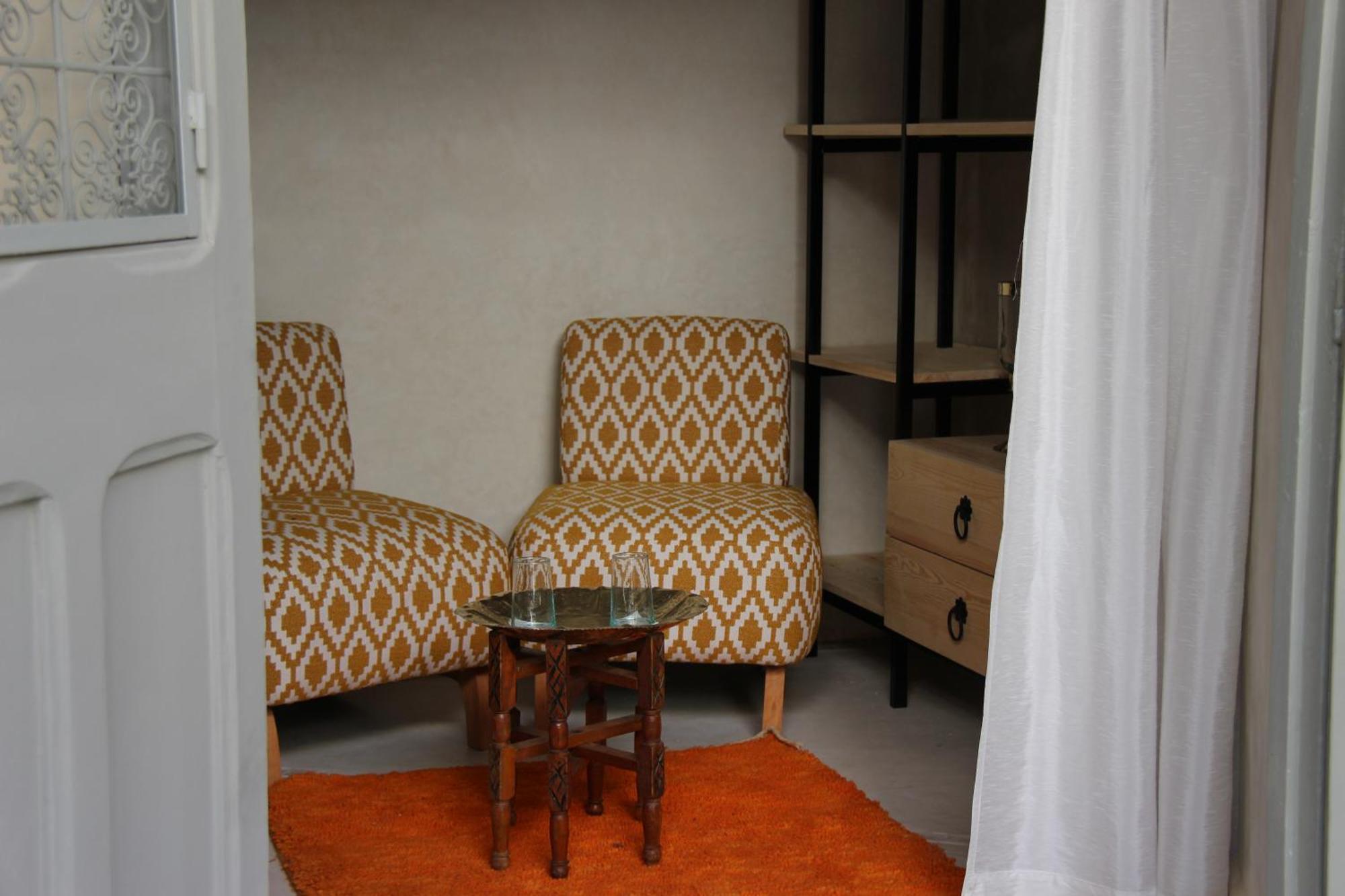 Emberiza Sahari 4*