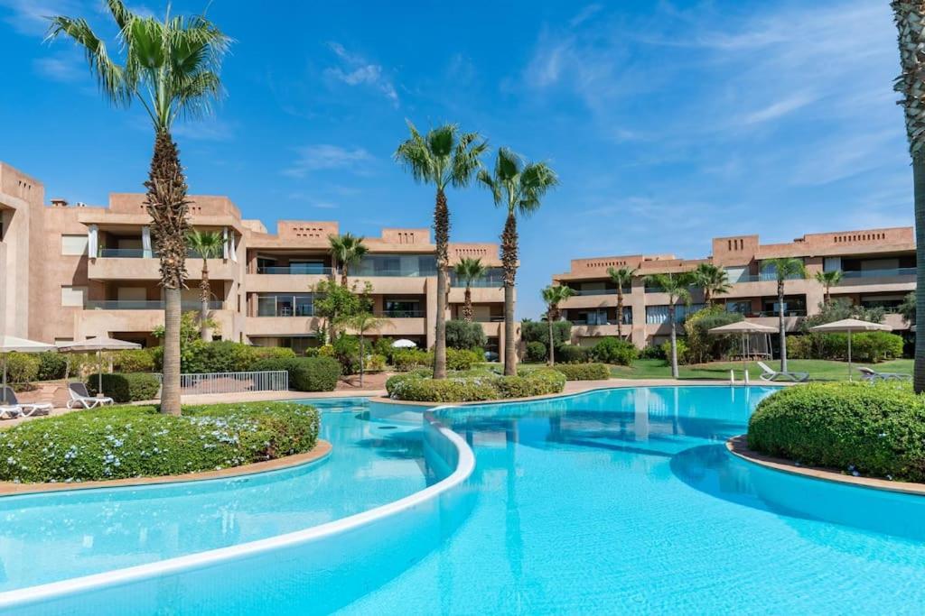 Relax Front Of Golf-pool-topaze