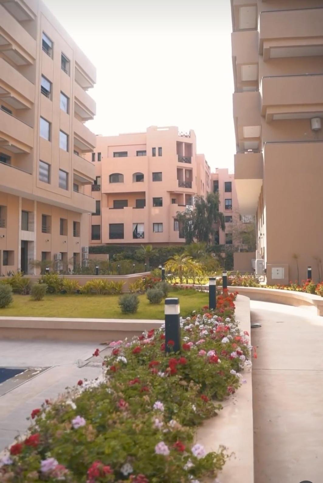 Un Elegant Duplex Au Coeur De Marrakech Avec Deux Piscines Et Un Espace Appartamento
