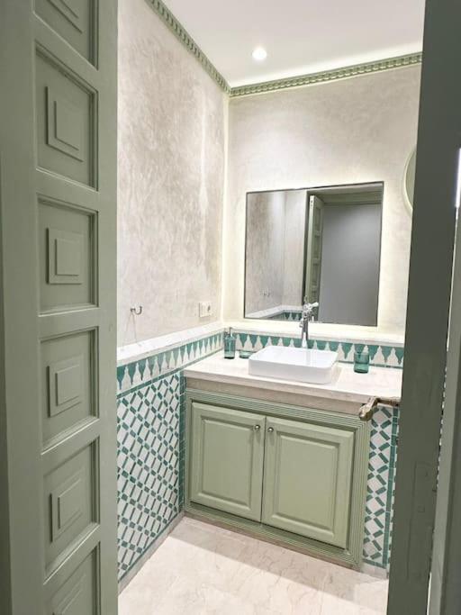 Somptueux Jardin & Piscine - Hivernage Apartment *