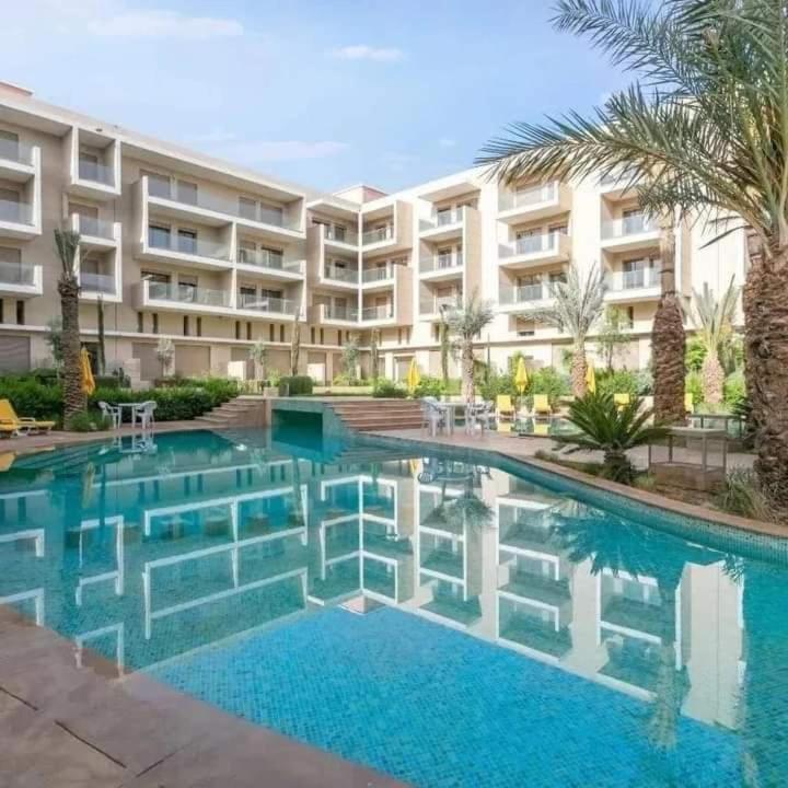 Sunny Pool View Appartement
