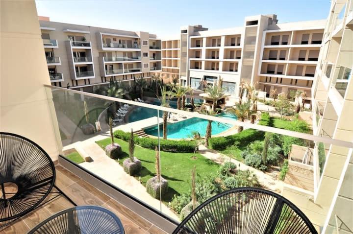 Sunny Pool View Appartement