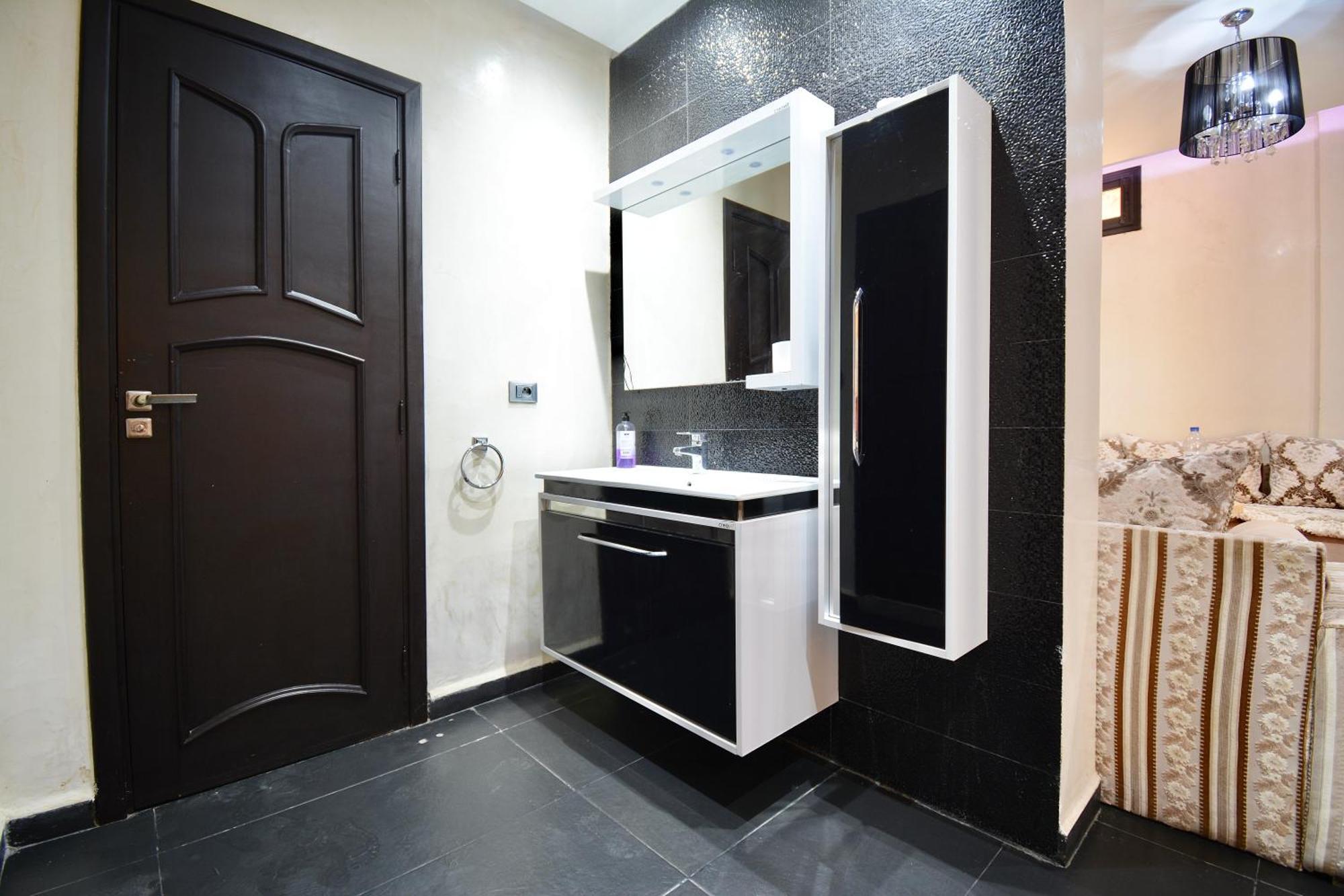 2 King Suites- Pool,ac & Parking-central Location Villa *