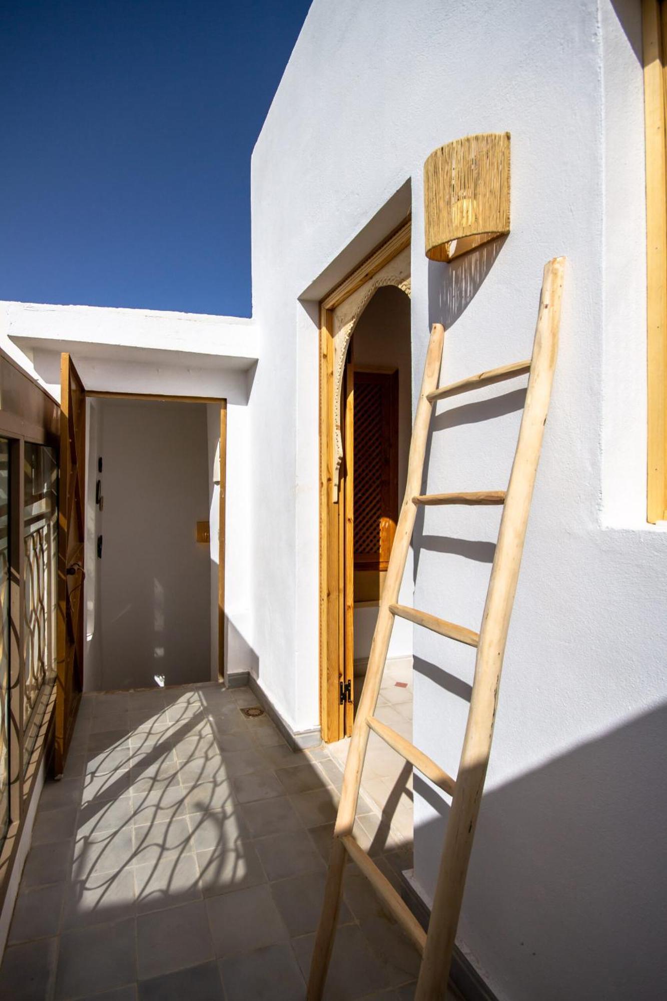 Riad Larbi Khalis