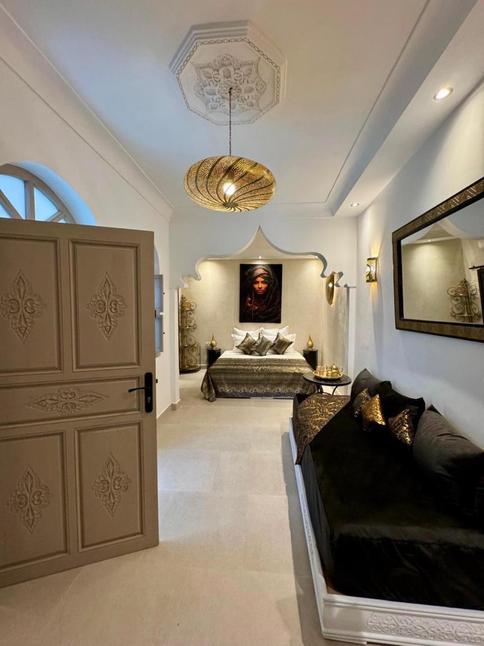 Dollar Des Sables & Riad