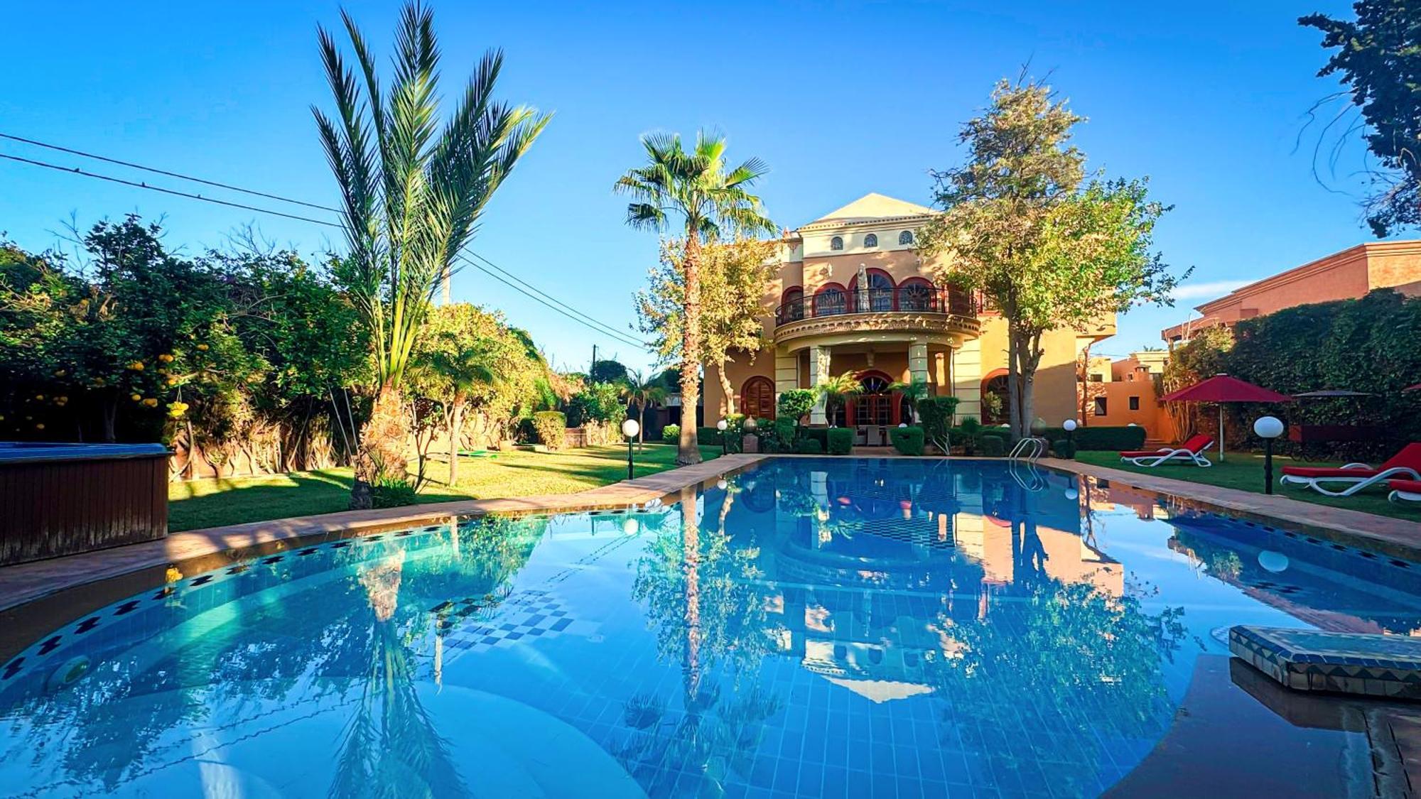 Charming Luxury - Pool & Hot Tub Villa *