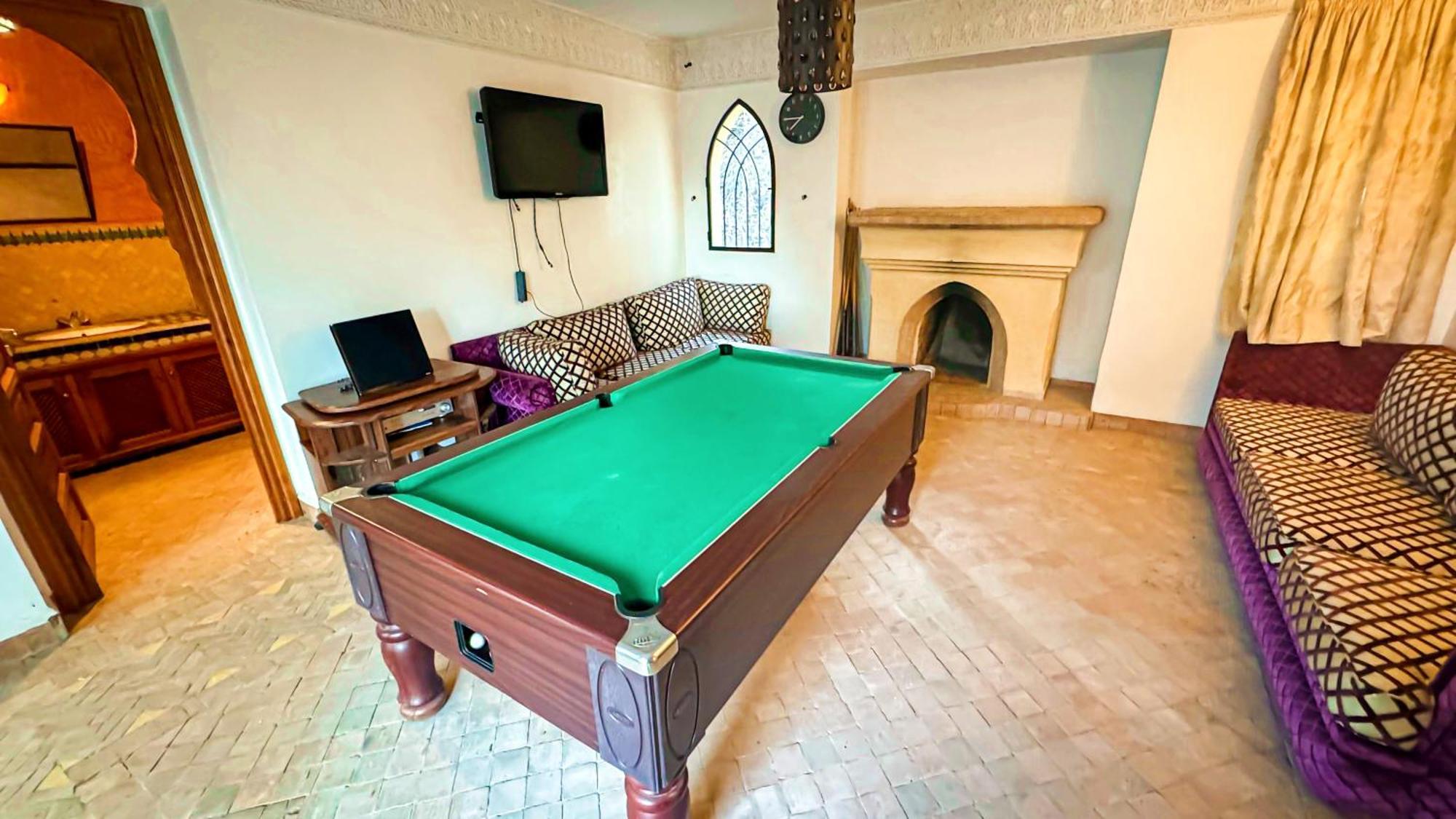 Charming Luxury - Pool & Hot Tub Villa *