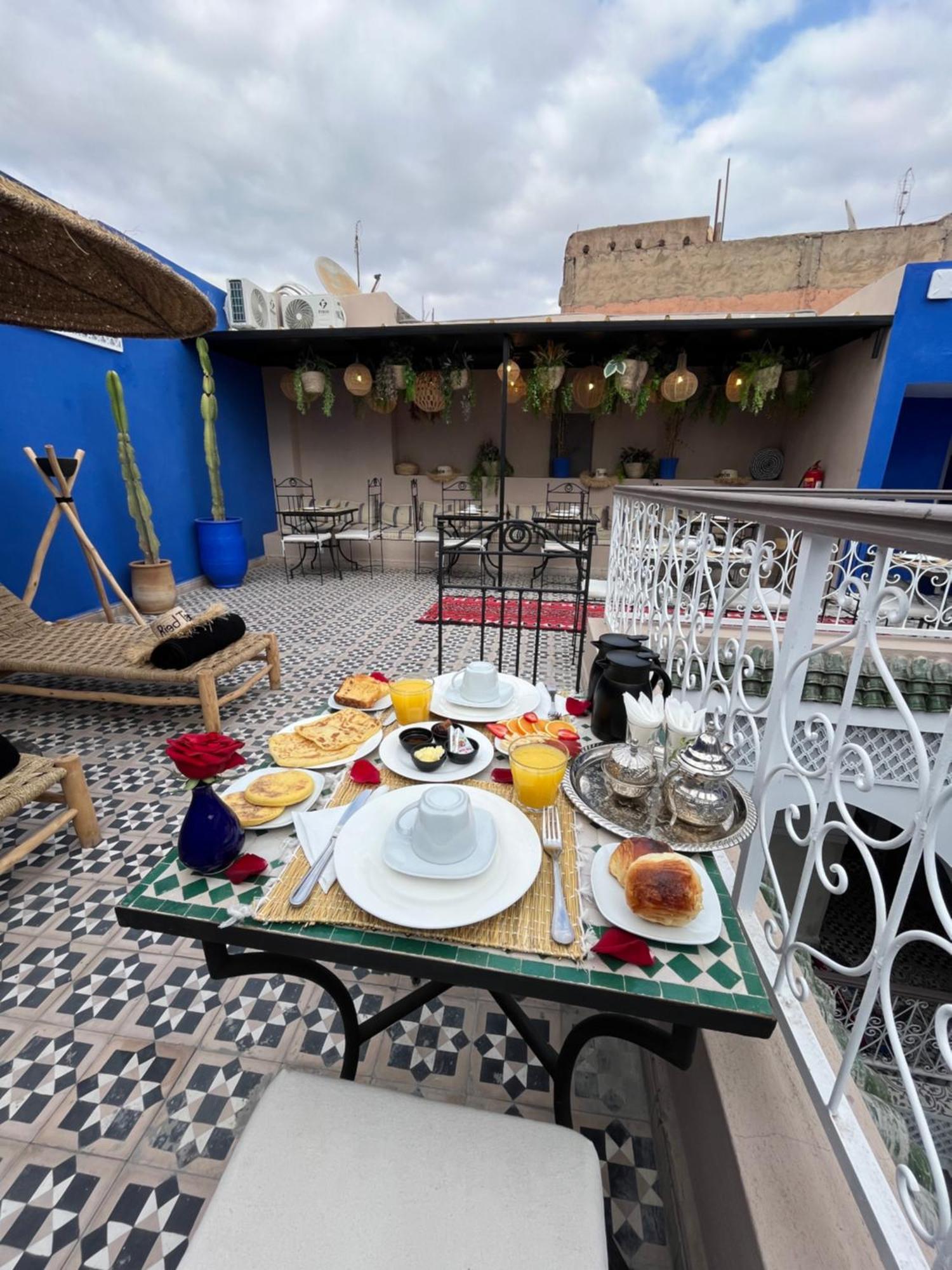 Riad Tarba & *