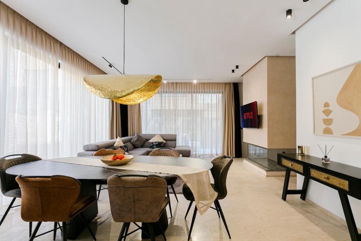 Beautiful 4 Bedroom Rooftop Pool Appartement *