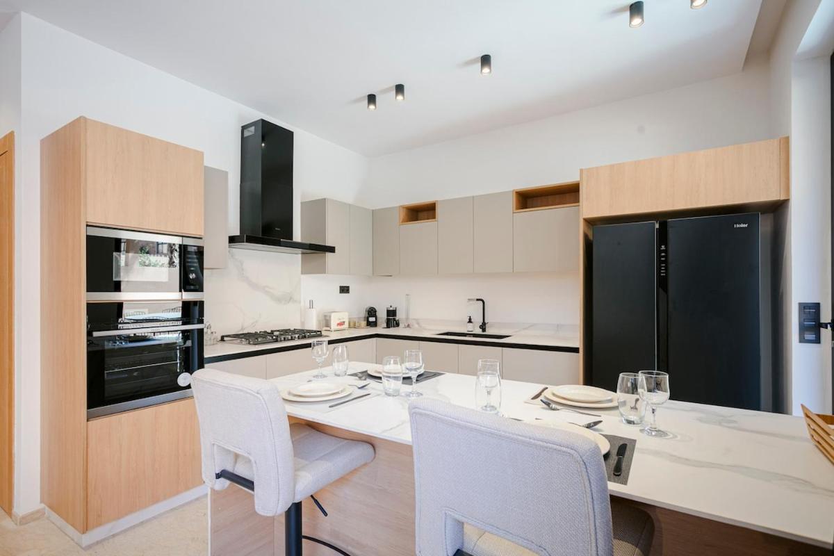 Beautiful 4 Bedroom Rooftop Pool Appartement
