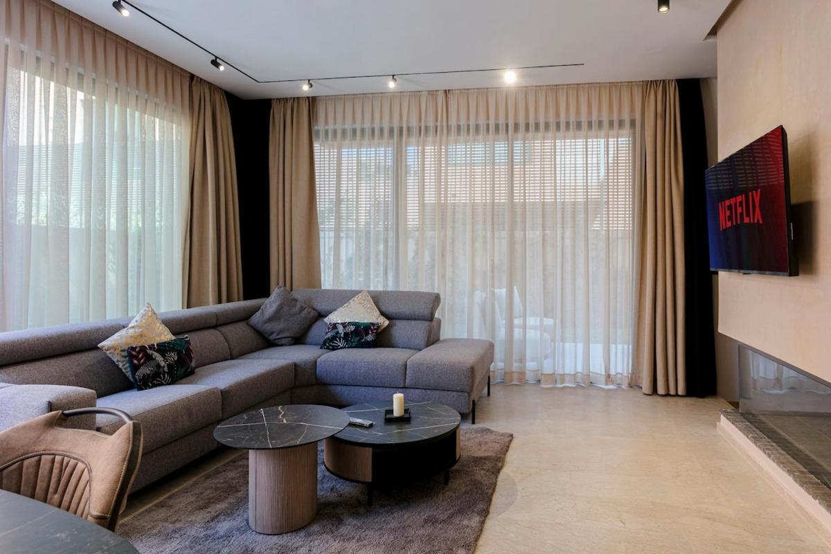 Beautiful 4 Bedroom Rooftop Pool Appartement *