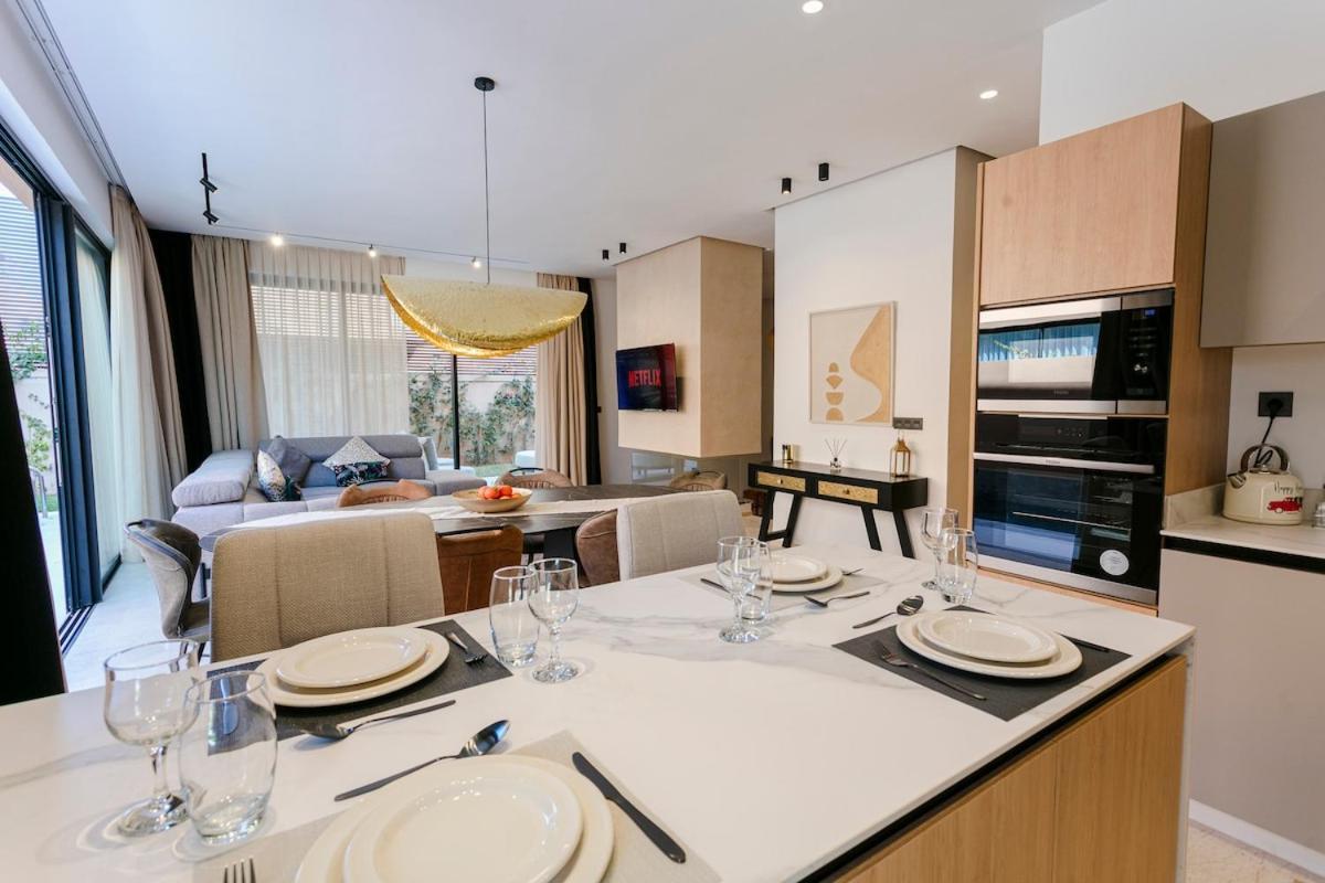Beautiful 4 Bedroom Rooftop Pool Appartement