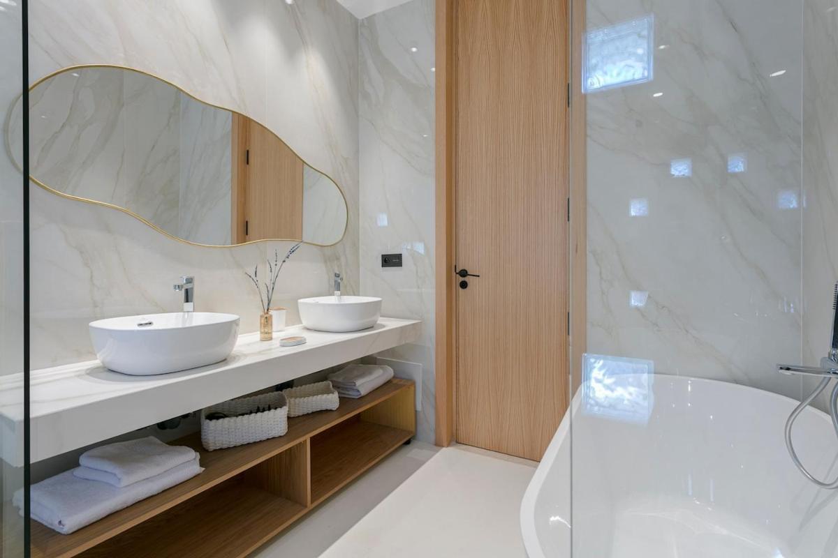 Beautiful 4 Bedroom Rooftop Pool *