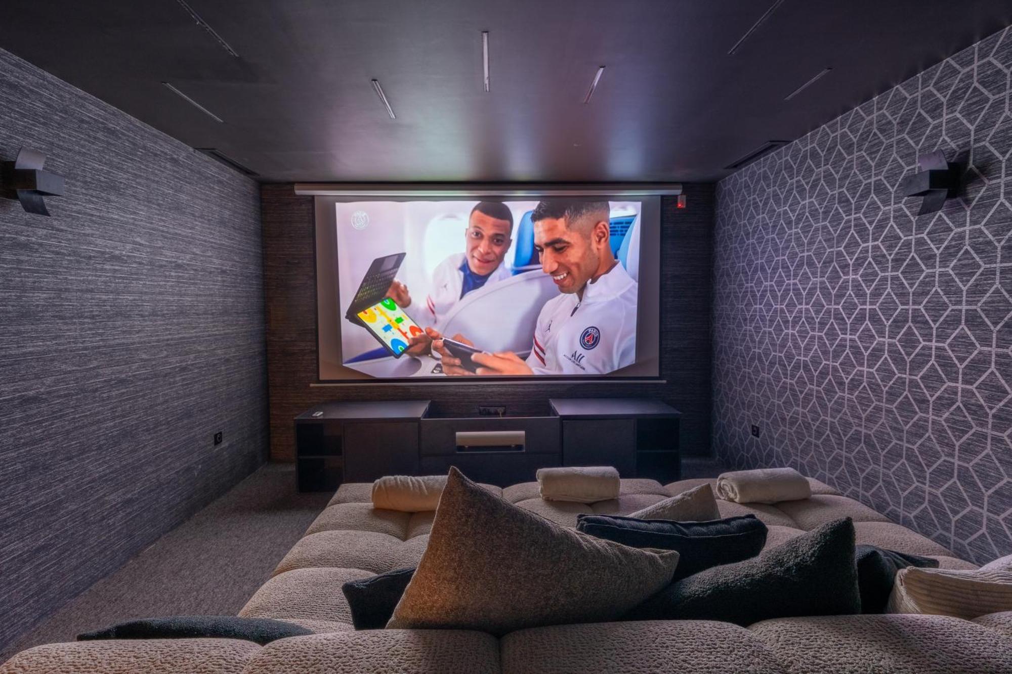 Luxury Heated Pool, Cinema & Game Villa *